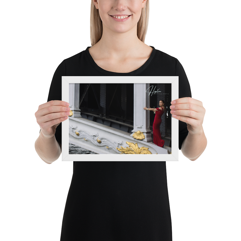 Photographie 'Audace' par John Rocha (HoptonPhotography), représentant Aurélie en robe rouge sur un pont parisien, symbolisant l'équilibre entre la rébellion et l'élégance.