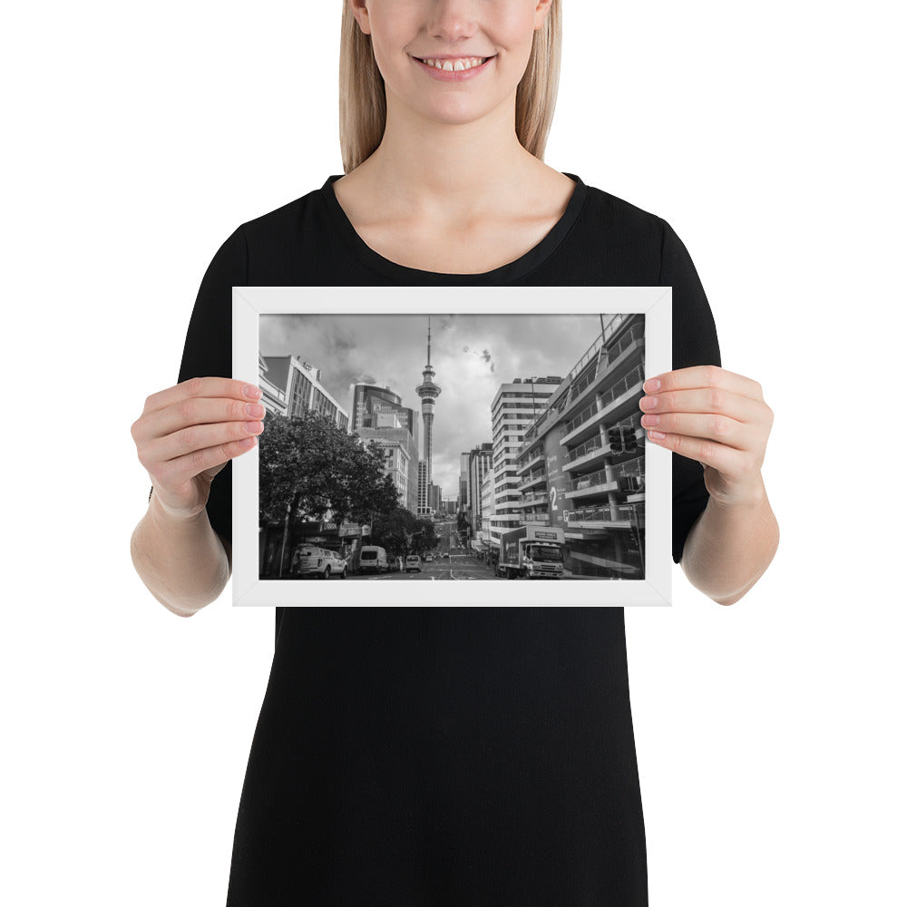 Photographie noir et blanc 'Auckland' par Charles Coley, dépeignant une rue d’Auckland dans une scène quotidienne, mélangeant architecture et éléments urbains pour une œuvre à la fois dynamique et intemporelle.