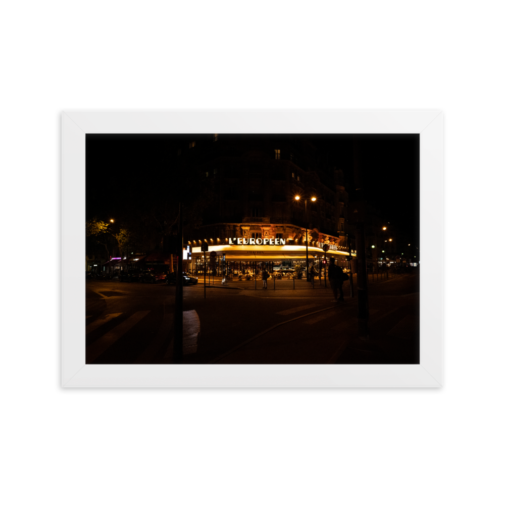 Poster mural et affiche - La terrasse du restaurant – Photographie de nuit d'une terrasse parisienne – Poster photographie, photographie murale et des posters muraux unique au monde. La boutique de posters créée par Yann Peccard un Photographe français.