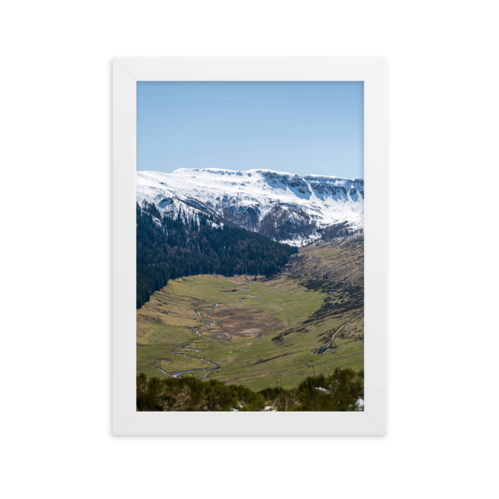 Poster d'une vallée verdoyante avec des montagnes enneigées en arrière-plan, situées dans le Cantal