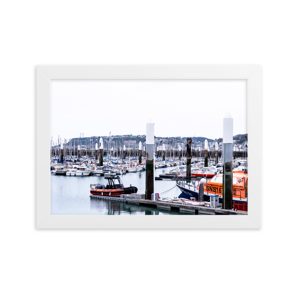 Poster d'une photographie de bateaux dans le port de plaisance du Havre avec un ponton endommagé par le feu.