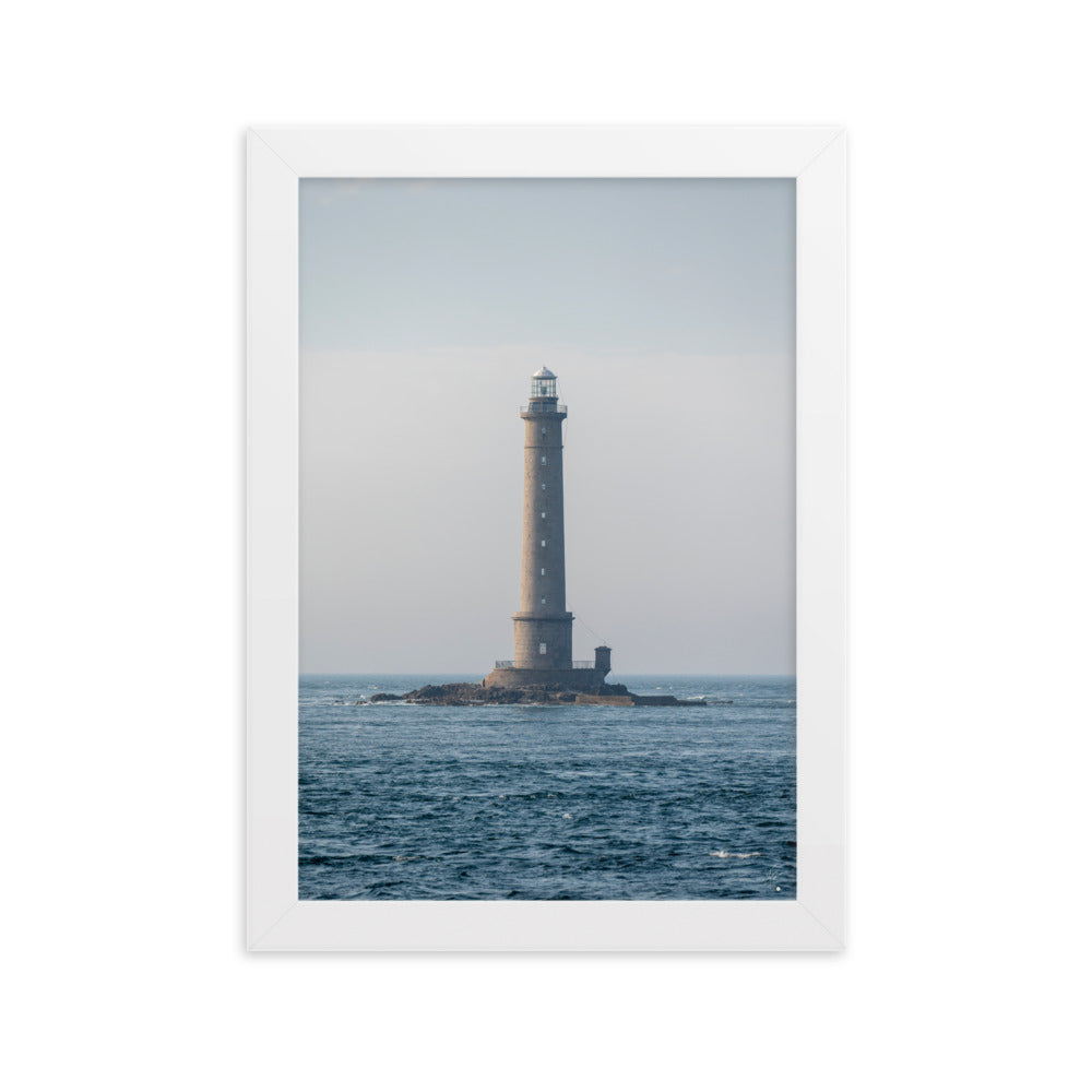 Photographie en couleur du Phare de la Hague par Yann Peccard, encadrée élégamment, capturant la sérénité maritime et la majesté de la nature.