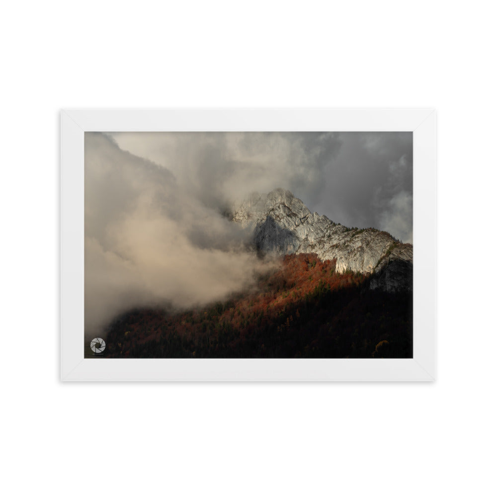 Photographie des montagnes émergeant au-dessus des nuages au coucher du soleil, capturée par Brad Explographie, offrant un panorama naturel majestueux et mystérieux.