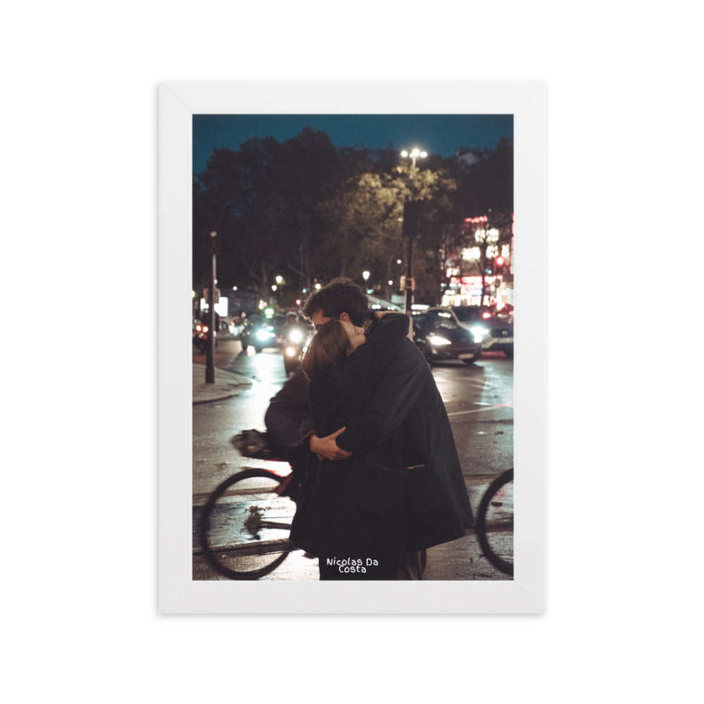 Poster encadré "Étreinte Urbaine" par Nicolas Da Costa, montrant une scène romantique en milieu urbain, idéal pour ceux qui cherchent à capturer l'essence de la connexion humaine.