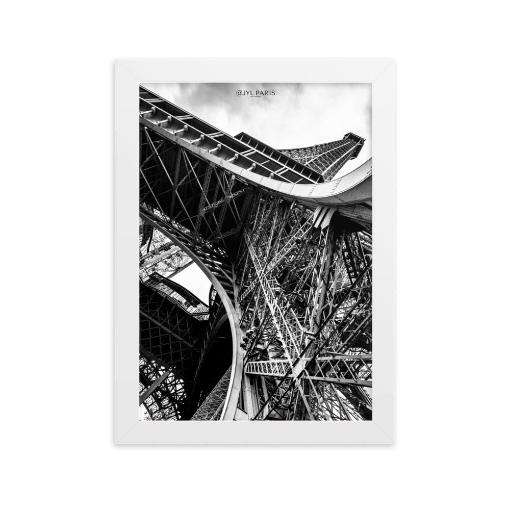 Poster "Entrejambe" par JYL.PARIS, capturant les détails architecturaux de la Tour Eiffel en treillis et en noir et blanc.