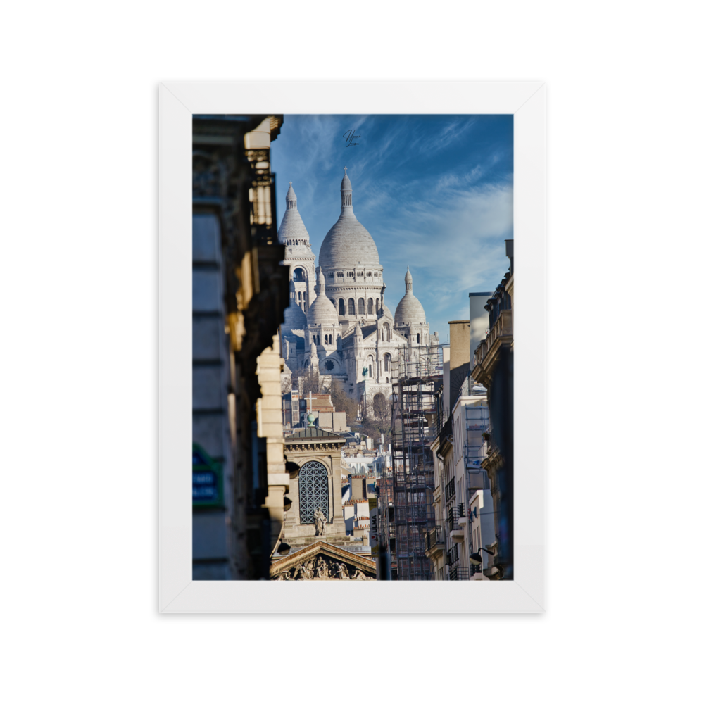 Photographie artistique du Sacré-Cœur à Montmartre, capturée par Henock Lawson, montrant la basilique emblématique surplombant Paris.