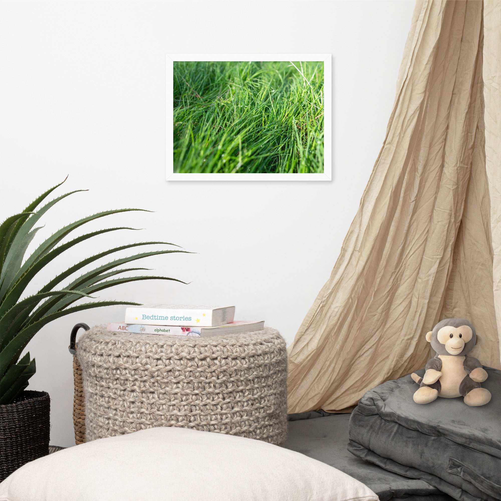 Photographie de 'Le Vent', montrant de l'herbe verte inclinée par une brise légère, encadrée dans un cadre en bois élégant.