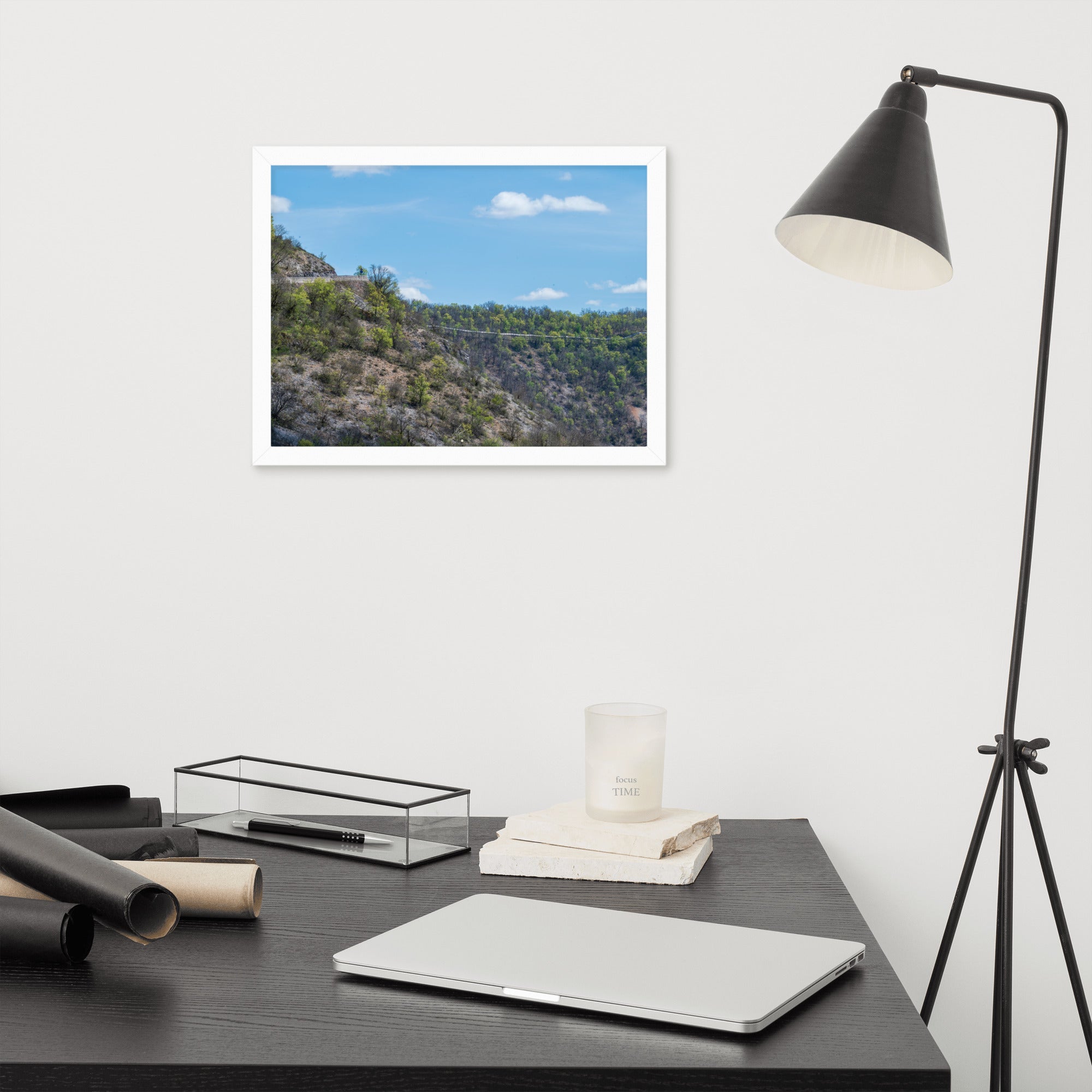 Photographie de 'Sécheresse', montrant un paysage d'Occitanie avec arbres verts et terre sèche, encadré pour une présentation élégante.