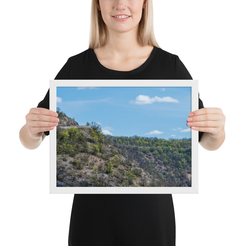 Photographie de 'Sécheresse', montrant un paysage d'Occitanie avec arbres verts et terre sèche, encadré pour une présentation élégante.