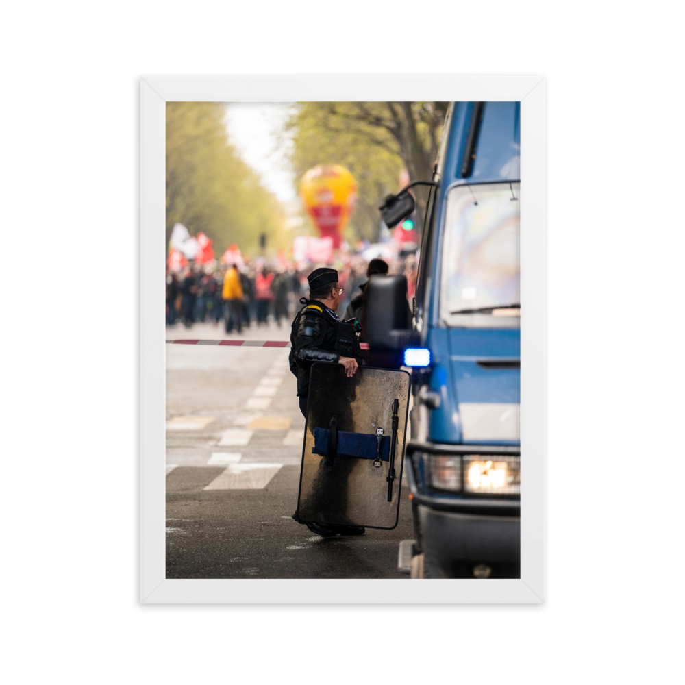 Poster mural - Gendarmerie mobile – Photographie de rue manifestation pacifique à Paris – Poster photographie, photographie murale et des posters muraux unique au monde. La boutique de posters créée par Yann Peccard un Photographe français.