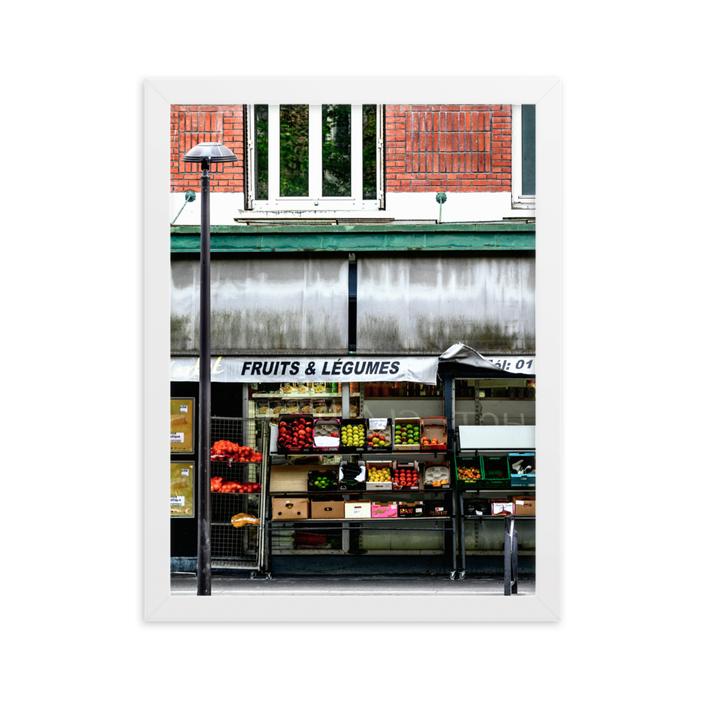 Photographie d'une façade d'épicerie colorée à Paris, vendant des fruits et des légumes frais.