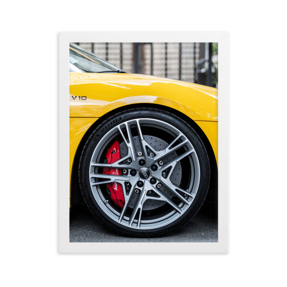 Poster de la photographie "Audi R8 V10 N03", mettant en évidence une jante de l'Audi R8 V10 de couleur jaune avec des freins en céramique.