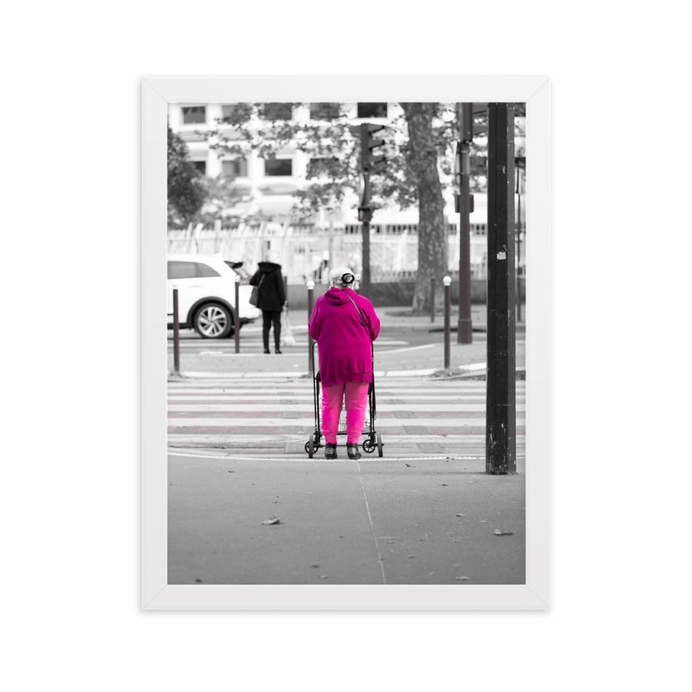 Pink Lady - Photographie de rue captivante mettant en valeur le rose - La Boutique du Poster