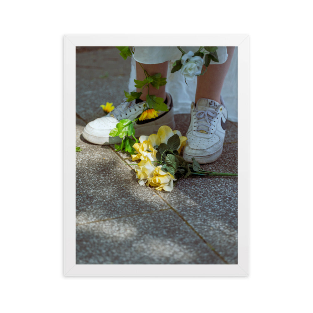 Poster encadré 'Flowers Nike' montrant des fleurs jaunes aux pieds d'une femme en blanc portant des Nike Air Force