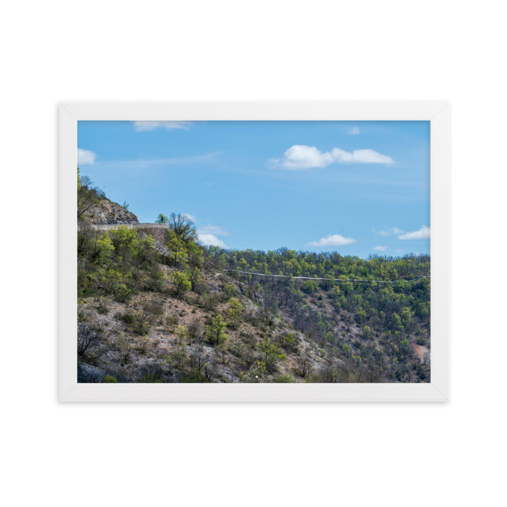 Photographie de 'Sécheresse', montrant un paysage d'Occitanie avec arbres verts et terre sèche, encadré pour une présentation élégante.