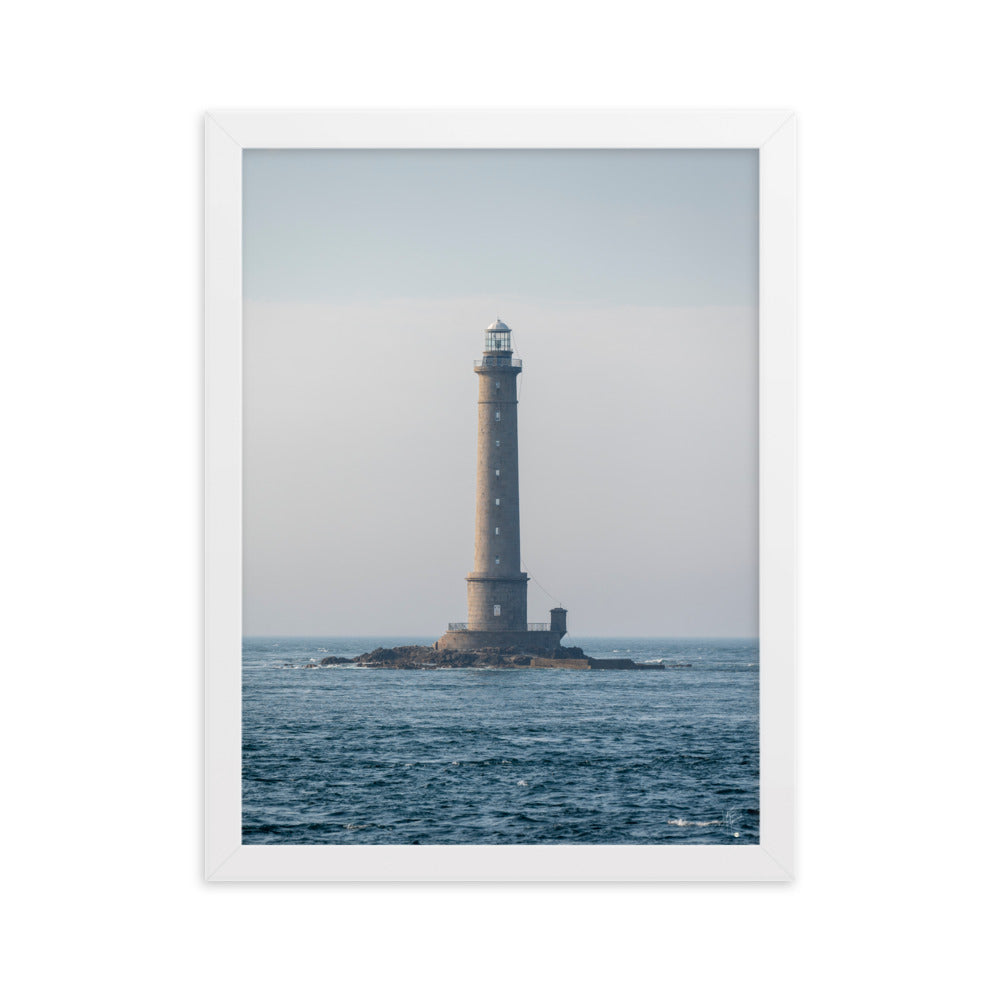 Photographie en couleur du Phare de la Hague par Yann Peccard, encadrée élégamment, capturant la sérénité maritime et la majesté de la nature.