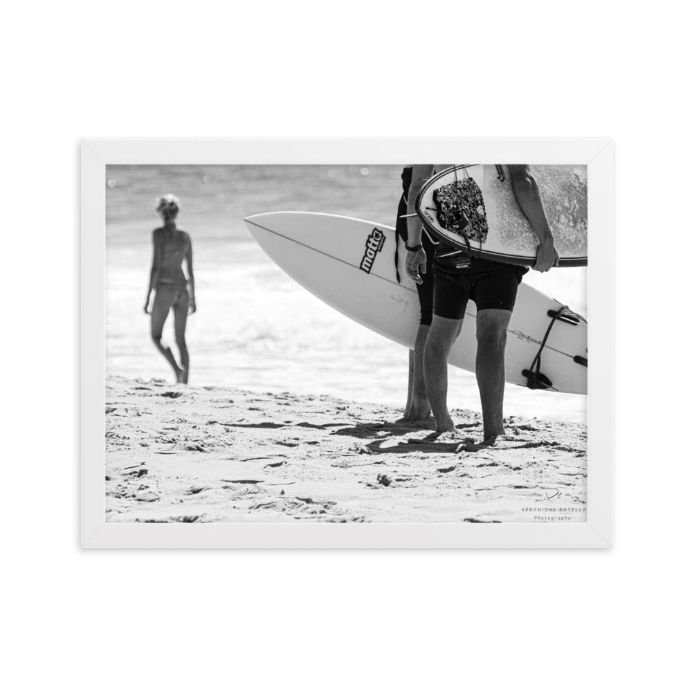 Poster encadré 'On the Beach Part 3' montrant un surfeur et une silhouette féminine sur une plage ensoleillée, photographié par Veronique Botella.