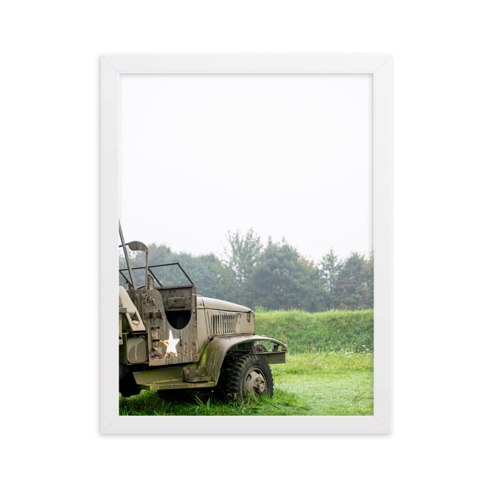 Image détaillée du véhicule militaire "GMC CCKW" dans son environnement naturel, photographie d'Yann Peccard, parfaite pour ajouter une touche historique à tout espace.