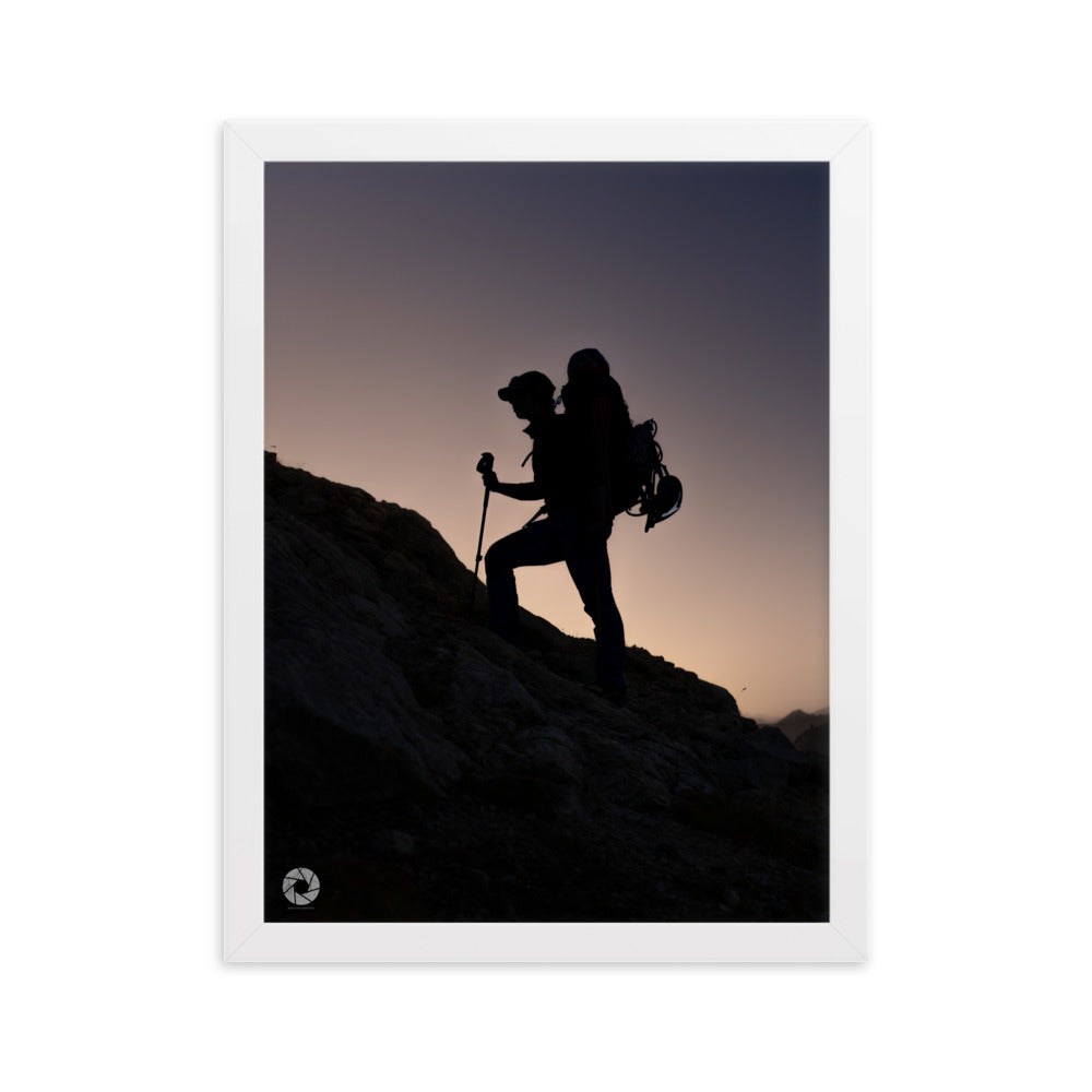 Explorez l'esprit d'aventure avec le poster "Ascension au Crépuscule" de Brad Explographie. Capturant un randonneur solitaire en montagne au crépuscule, cette œuvre imprimée sur papier mat épais inspire exploration et sérénité.