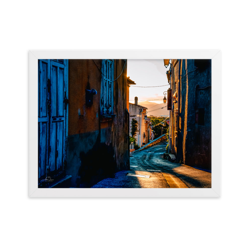 Photographie d'un matin paisible dans les rues pavées de Cuers, capturée par Adrien Louraco, illustrant la lumière dorée matinale sur les maisons provençales.