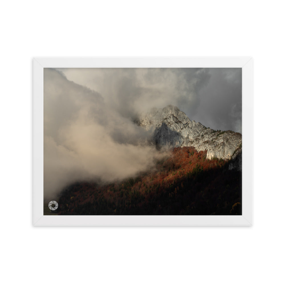 Photographie des montagnes émergeant au-dessus des nuages au coucher du soleil, capturée par Brad Explographie, offrant un panorama naturel majestueux et mystérieux.