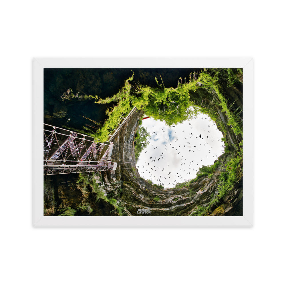 Photographie du poster "Vue du ciel" de Henock Lawson, montrant une gorge naturelle avec un ciel ouvert encadré par la végétation et les rochers.