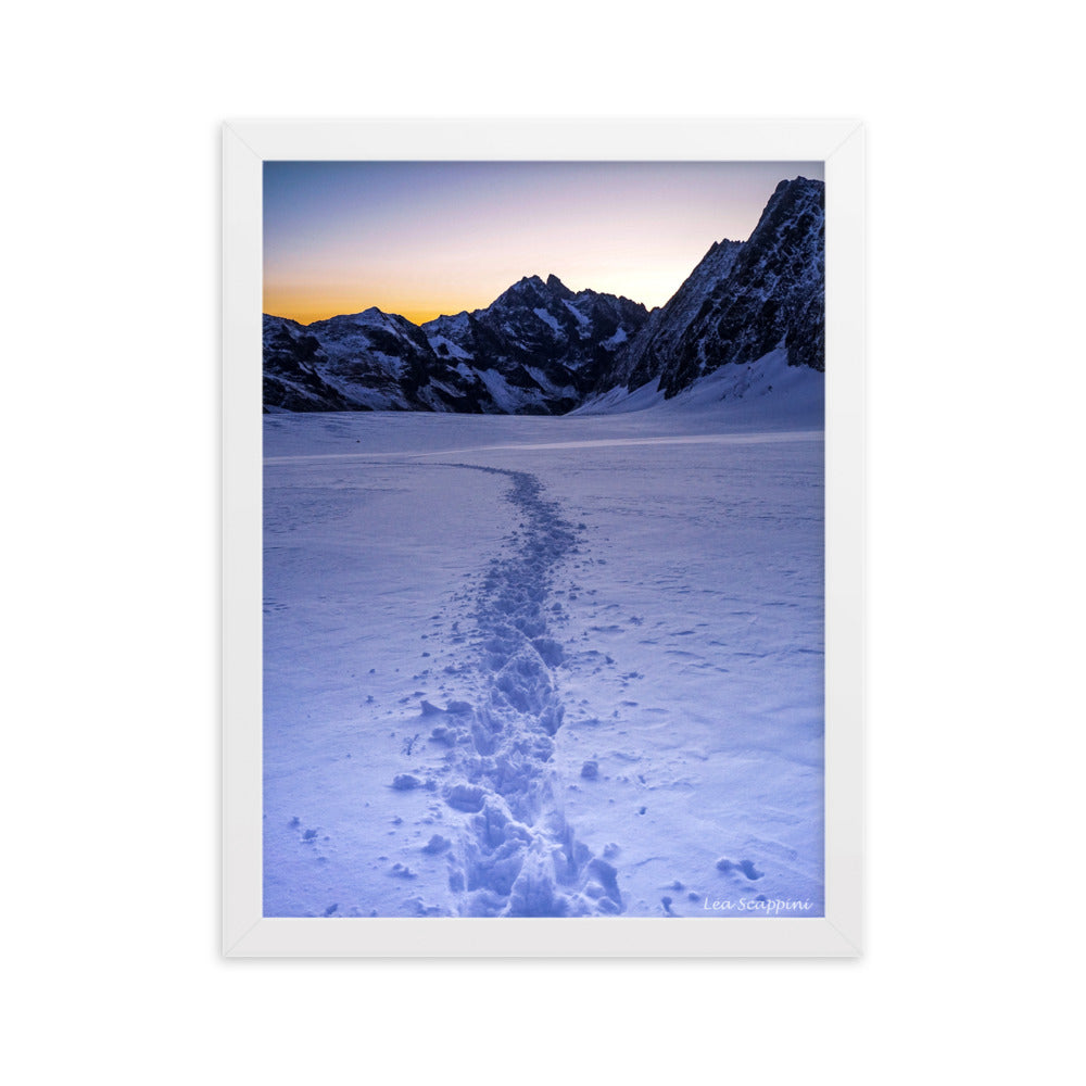 Vue du poster "Glacier Blanc", une œuvre de Léa Scappini, illustrant la lumière du matin sur les montagnes avec des nuances de lumière et d'ombre.