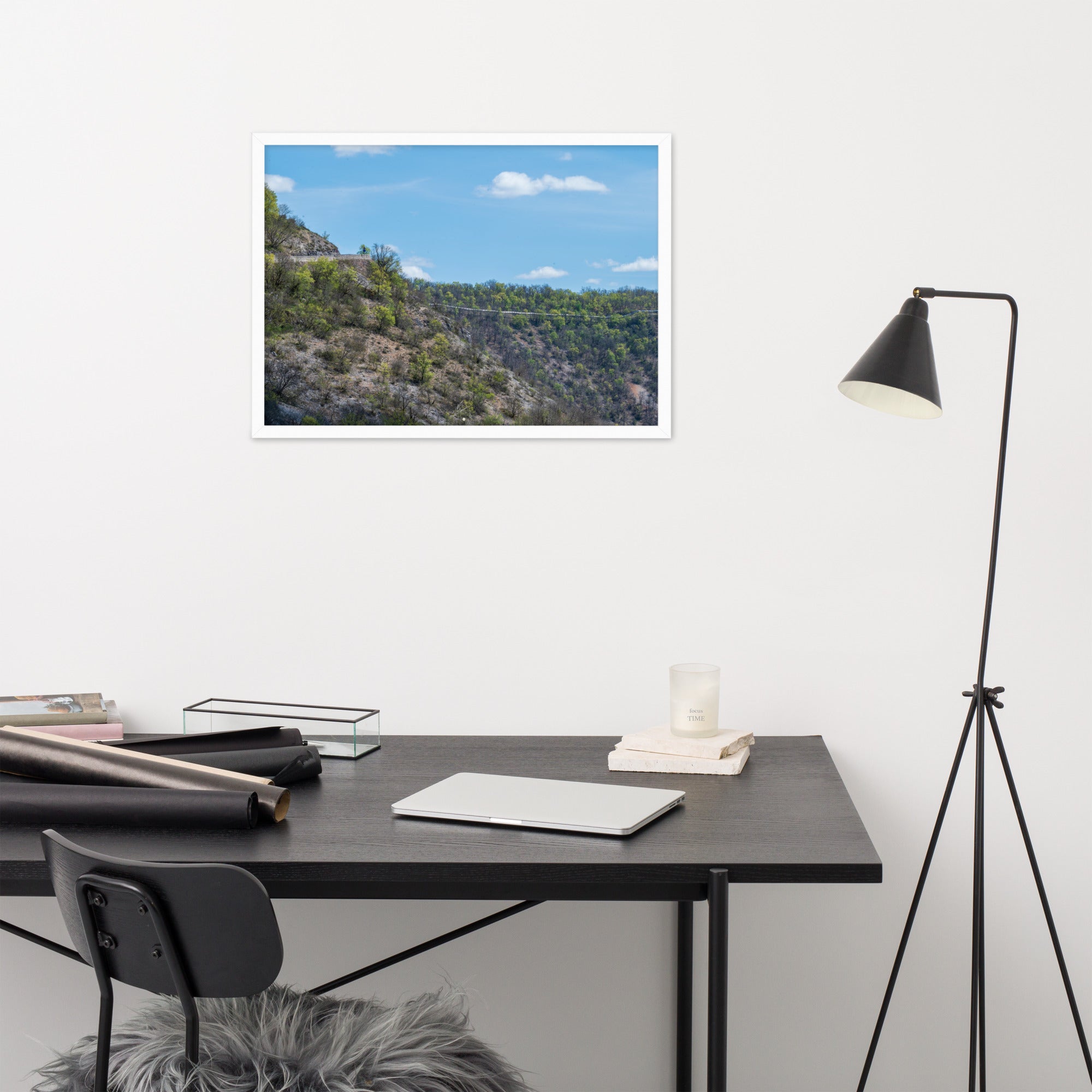 Photographie de 'Sécheresse', montrant un paysage d'Occitanie avec arbres verts et terre sèche, encadré pour une présentation élégante.