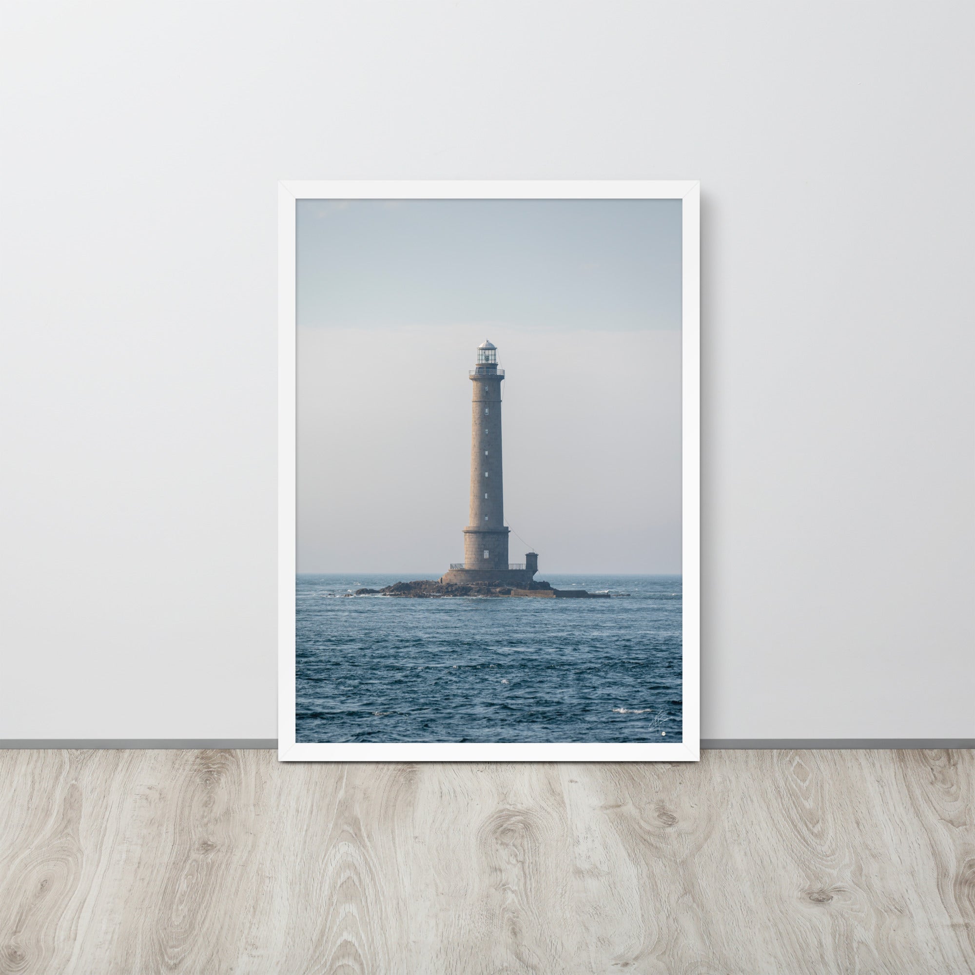 Photographie en couleur du Phare de la Hague par Yann Peccard, encadrée élégamment, capturant la sérénité maritime et la majesté de la nature.