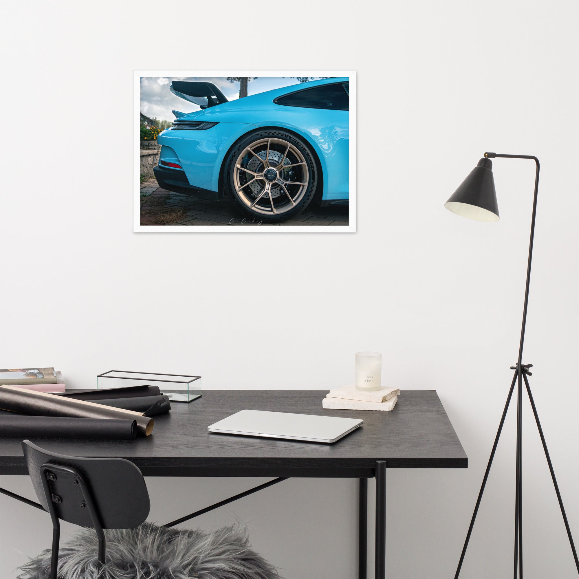 Photographie d'art '911 GT3' par Charles Coley, capturant de manière saisissante les détails d'une Porsche 911 GT3 bleu, mettant en lumière la beauté et la puissance encapsulées dans la carrosserie éclatante et les détails mécaniques minutieux, offrant un mélange d’élégance et de passion automobile à votre espace.