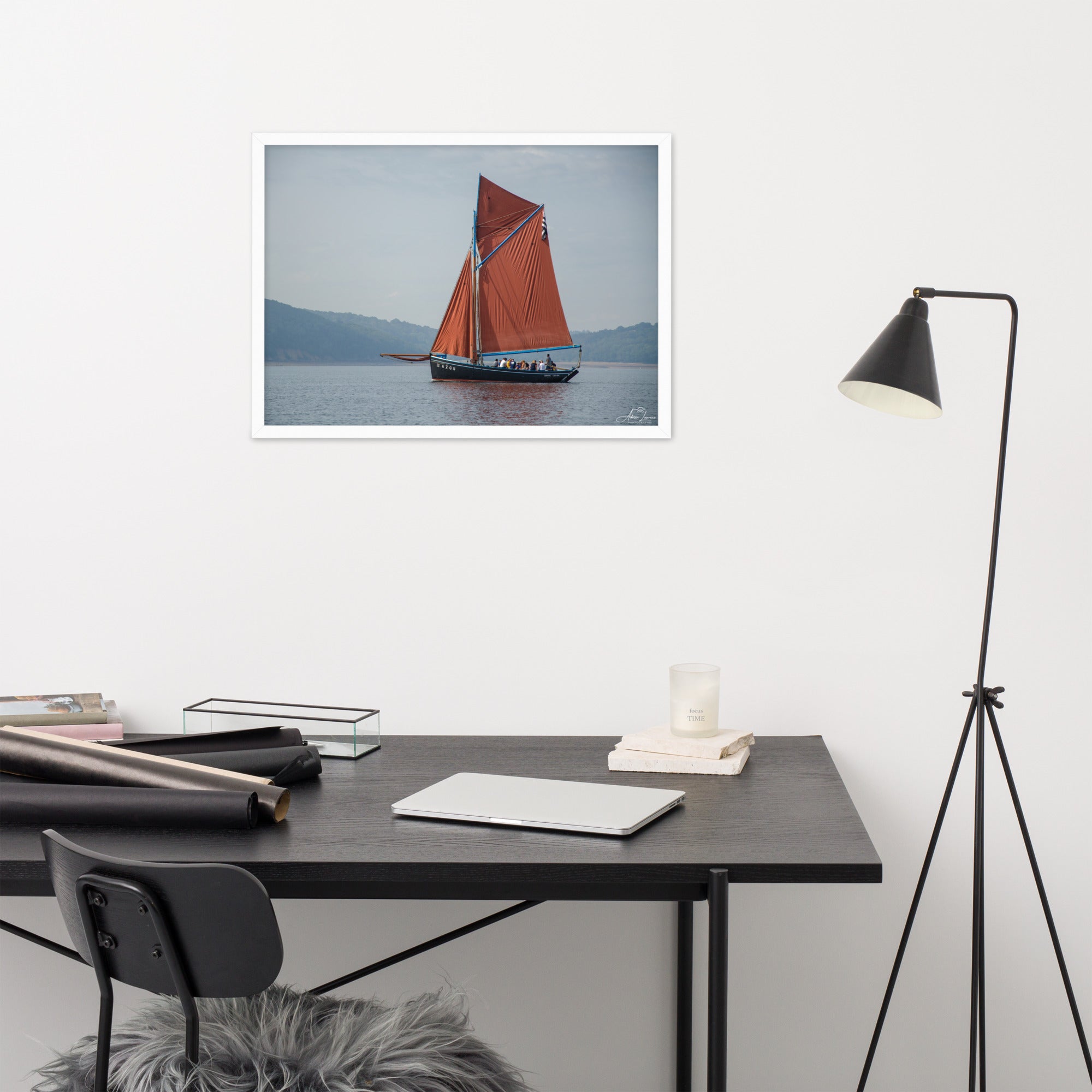 Affiche 'Le cap sur Brest', une image maritime pittoresque par Adrien Louraco, montrant un bateau à voile rouge naviguant à travers le port de Brest, combinant beauté naturelle et charme culturel breton dans une œuvre d'art mural inspirante.