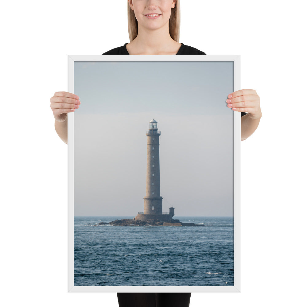 Photographie en couleur du Phare de la Hague par Yann Peccard, encadrée élégamment, capturant la sérénité maritime et la majesté de la nature.