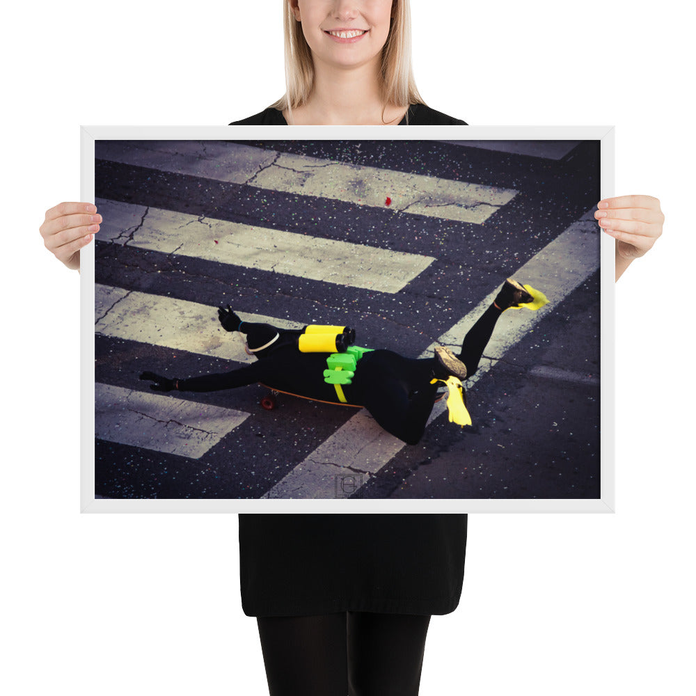 Photographie humoristique d'un homme déguisé en plongeur avec des bouteilles d'oxygène jaunes, roulant sur un skateboard dans les rues de Paris, œuvre de Hadrien Geraci.