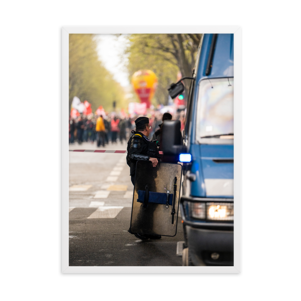 Poster mural - Gendarmerie mobile – Photographie de rue manifestation pacifique à Paris – Poster photographie, photographie murale et des posters muraux unique au monde. La boutique de posters créée par Yann Peccard un Photographe français.