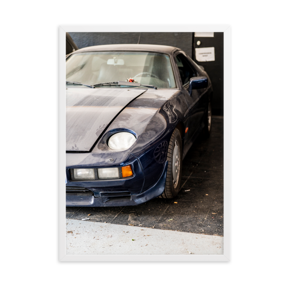 Poster d'une photographie d'une Porsche 928 poussiéreuse stationnée dans un coin discret.