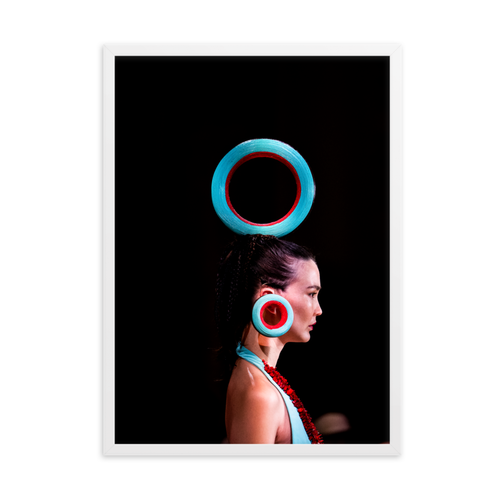 Poster de photographie d'une mannequin portant un anneau bleu et rouge lors d'un défilé de mode à Paris.