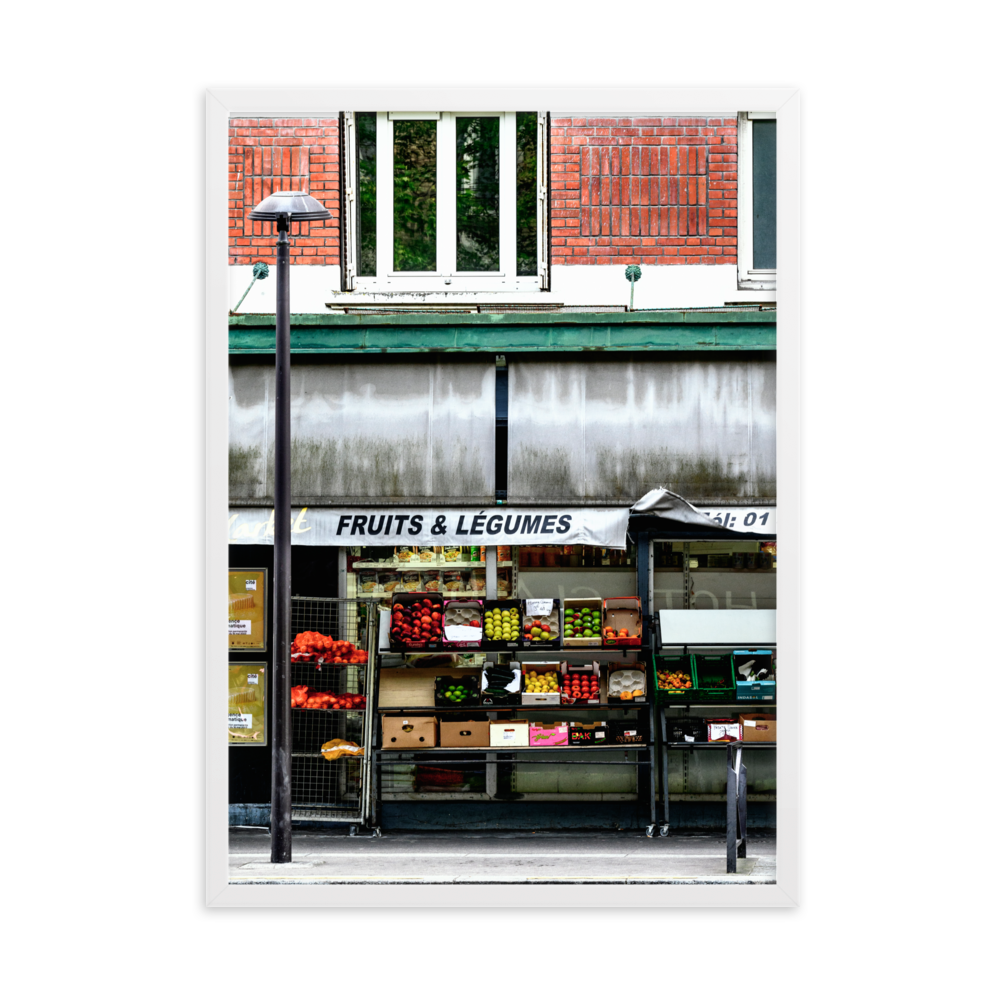 Photographie d'une façade d'épicerie colorée à Paris, vendant des fruits et des légumes frais.