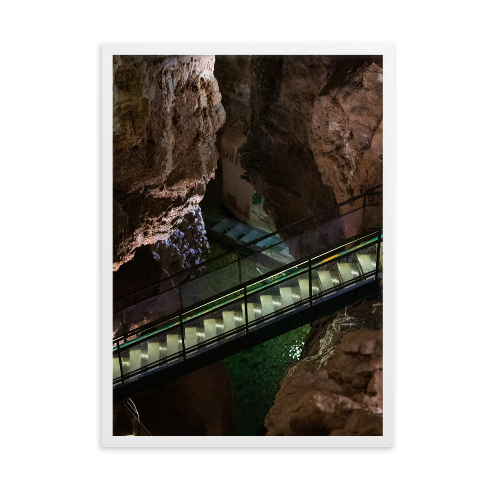 Barque en métal amarrée dans une rivière souterraine pour l'exploration des grottes.