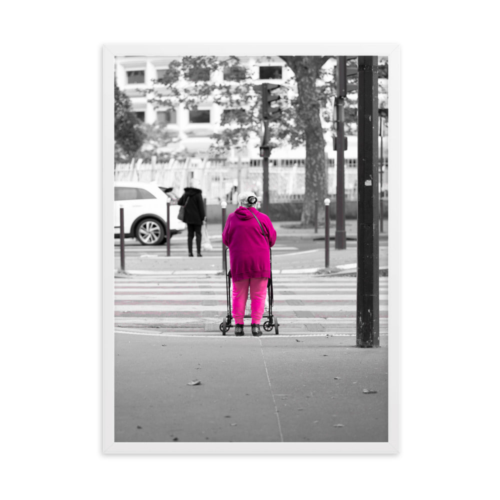 Pink Lady - Photographie de rue captivante mettant en valeur le rose - La Boutique du Poster