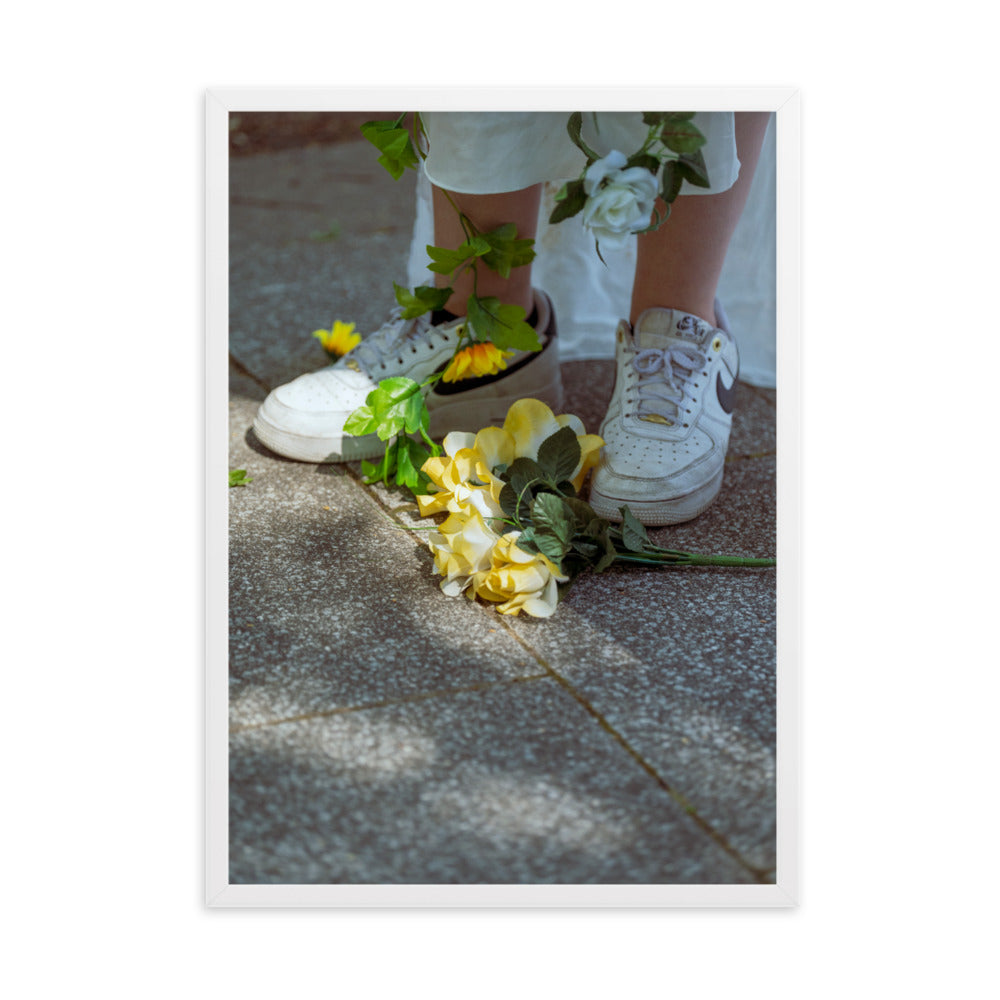 Poster encadré 'Flowers Nike' montrant des fleurs jaunes aux pieds d'une femme en blanc portant des Nike Air Force