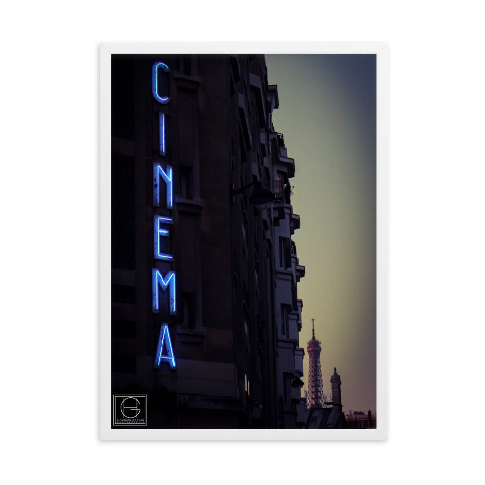 Vue nocturne de Paris avec une enseigne lumineuse 'Cinéma' au premier plan, et la majestueuse tour Eiffel en arrière-plan, œuvre signée par Hadrien Geraci.