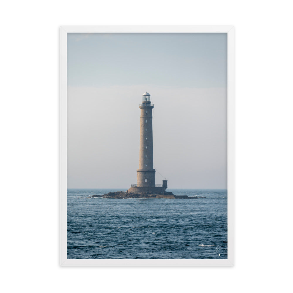 Photographie en couleur du Phare de la Hague par Yann Peccard, encadrée élégamment, capturant la sérénité maritime et la majesté de la nature.