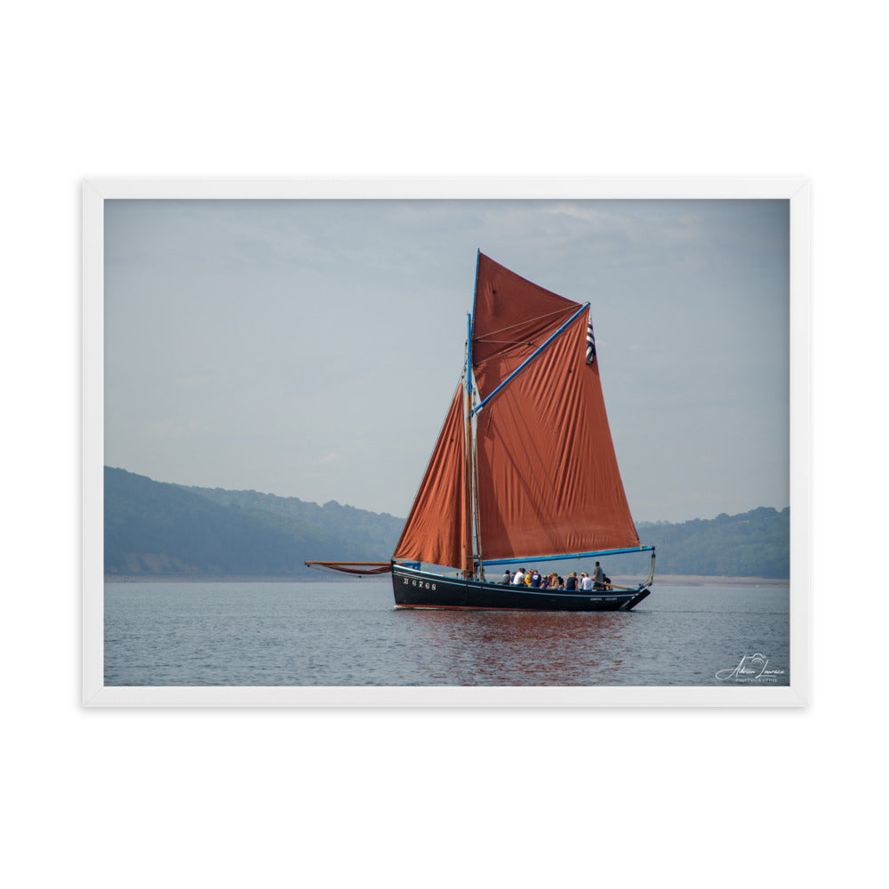 Affiche 'Le cap sur Brest', une image maritime pittoresque par Adrien Louraco, montrant un bateau à voile rouge naviguant à travers le port de Brest, combinant beauté naturelle et charme culturel breton dans une œuvre d'art mural inspirante.