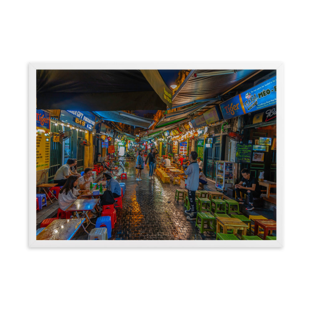 Poster 'Hanoï Nightstreet Market' offrant un aperçu des ruelles colorées et animées des marchés nocturnes de Hanoï, capturées avec maestria par le photographe Victor Marre, apportant une bouffée de la vie urbaine vibrante vietnamienne à votre espace de vie.