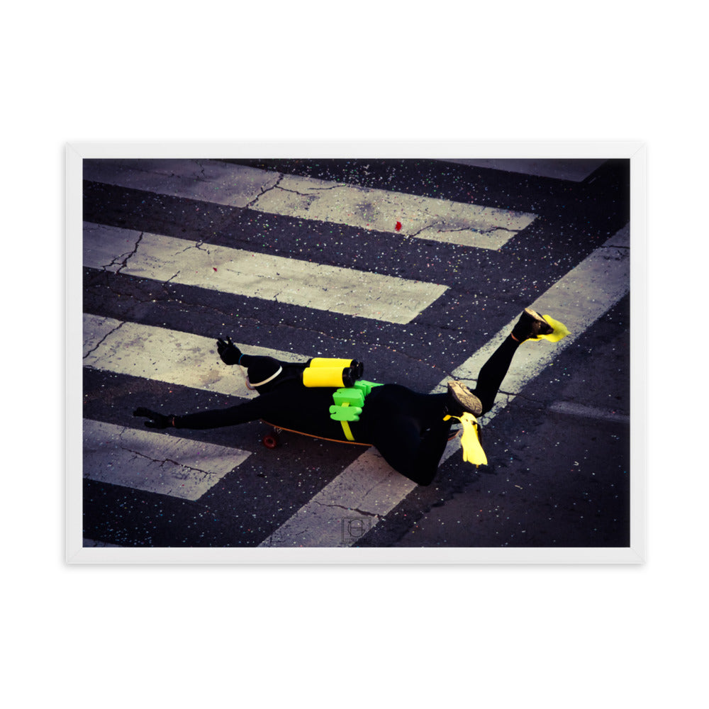 Photographie humoristique d'un homme déguisé en plongeur avec des bouteilles d'oxygène jaunes, roulant sur un skateboard dans les rues de Paris, œuvre de Hadrien Geraci.