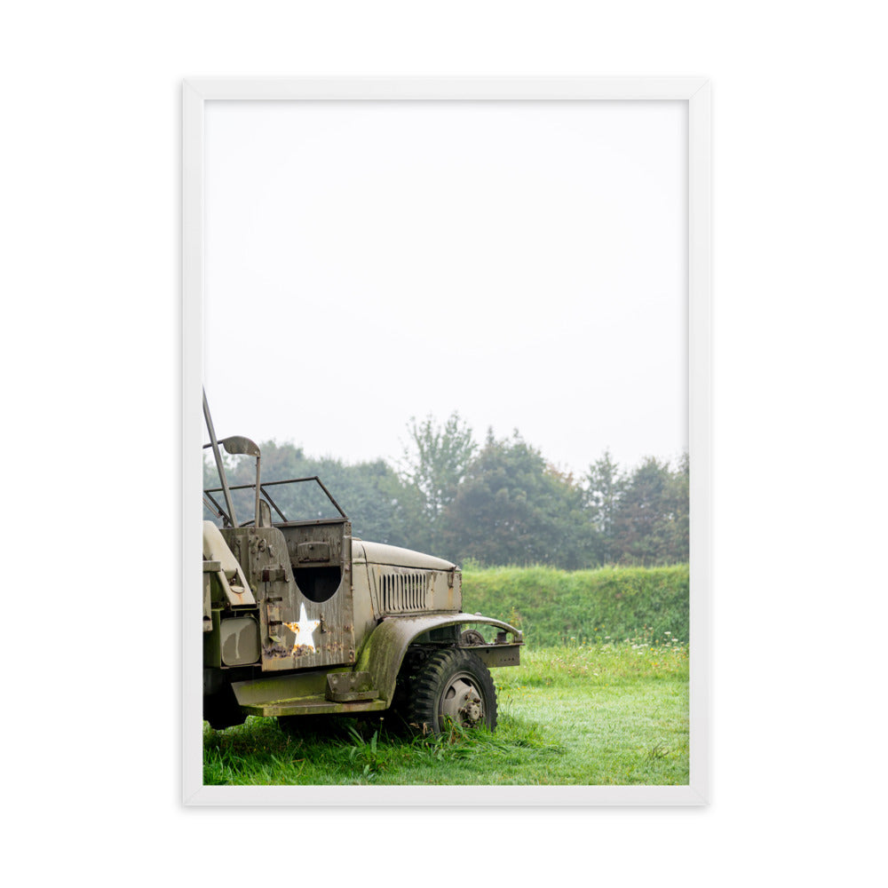 Image détaillée du véhicule militaire "GMC CCKW" dans son environnement naturel, photographie d'Yann Peccard, parfaite pour ajouter une touche historique à tout espace.