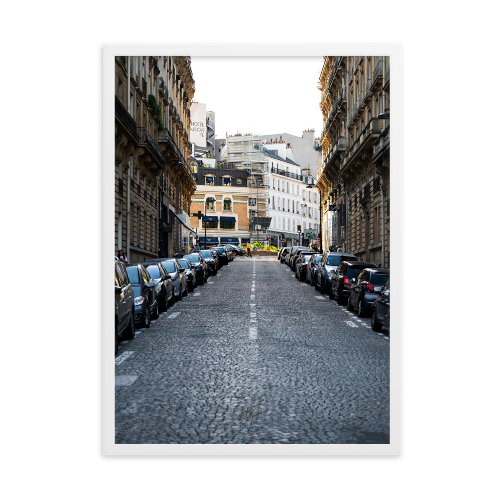 Photographie de la Rue Marietta Alboni à Paris, par Yann Peccard, illustrant une rue pavée typiquement parisienne avec des immeubles haussmanniens.