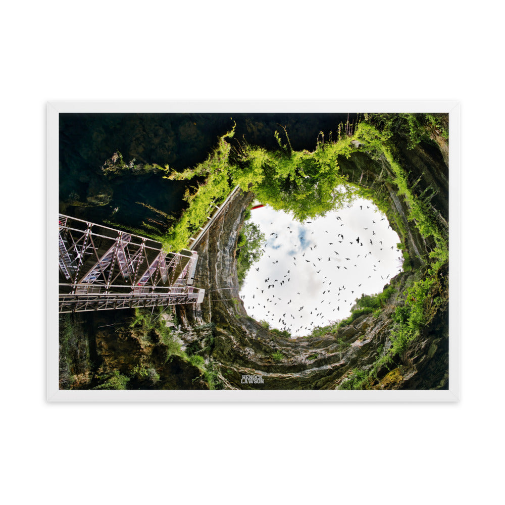 Photographie du poster "Vue du ciel" de Henock Lawson, montrant une gorge naturelle avec un ciel ouvert encadré par la végétation et les rochers.