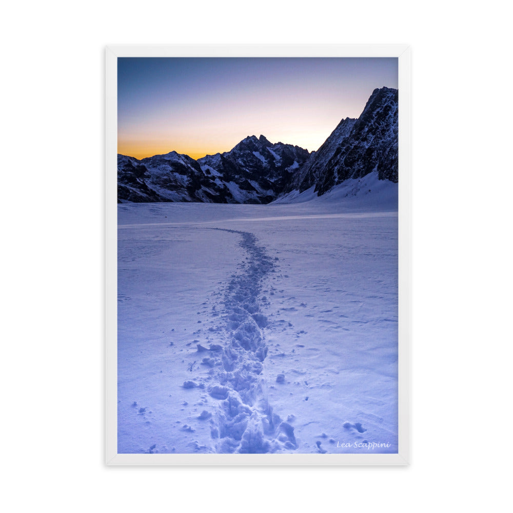 Vue du poster "Glacier Blanc", une œuvre de Léa Scappini, illustrant la lumière du matin sur les montagnes avec des nuances de lumière et d'ombre.