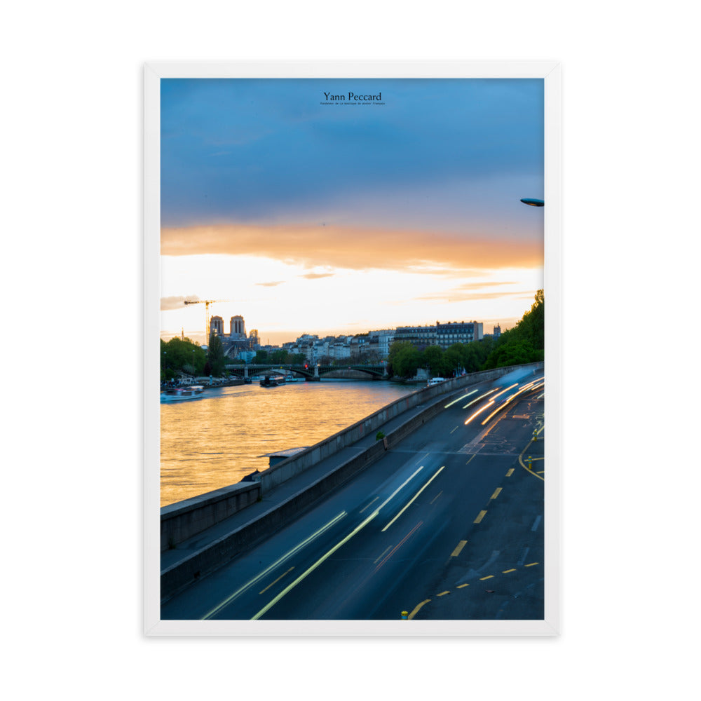 Poster "Crépuscule Parisien" par Yann Peccard, montrant une vue envoûtante de Paris au crépuscule.